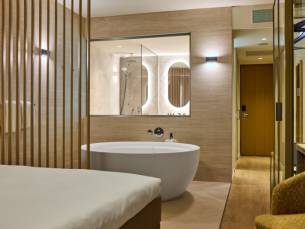 WestCord Hotel Eindhoven | Overnachting in een kamer metBubbelbad | incl. 3-gangendiner