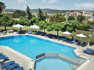 Verblijf nabij het strand op Chalkidiki in een hotel met POOLBAR incl. vlucht & ontbijt of halfpension!