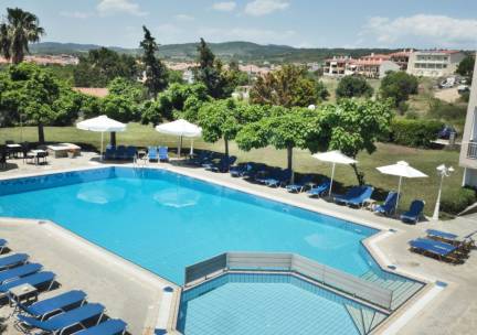 Verblijf nabij het strand op Chalkidiki in een hotel met POOLBAR incl. vlucht & ontbijt of halfpension!