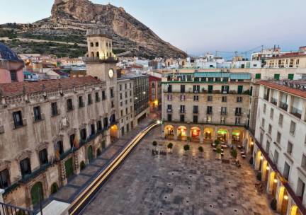 Genieten in Alicante met historische en culinaire tapastour! Incl. vlucht, transfer en ontbijt