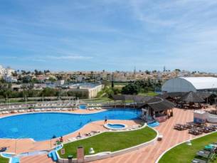 FLASHDEAL! ☀️ Geniet in een 4*-hotel in het zonnige authentieke Albufeira incl. vlucht en huurauto