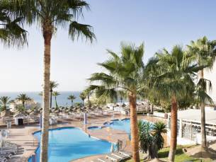 WINTER STUNT! ⚡ Ontsnap naar het zonnige Benalm&aacute;dena nabij Malaga incl. vlucht & o.b.v. logies, ontbijt of halfpension