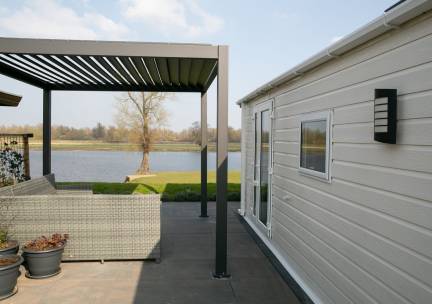 Chalet voor 4 personen aan het water op park aan de Ijssel