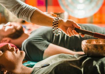 Stiltewandeling of andullatietherapie of -massage en evt. klankschaalmeditatie of-massage