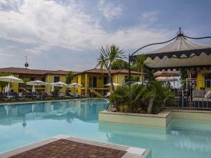 8 daagse vliegvakantie naar Residence Karina in moniga del garda, italie