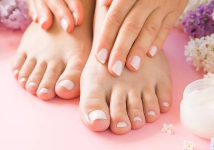 Manicure- en/of pedicurebehandeling (45, 60 of 100 min)