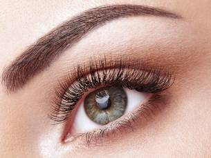 Wenkbrauw- en/of wimperbehandeling naar keuze