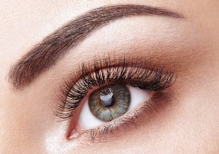 Wenkbrauw- en/of wimperbehandeling naar keuze