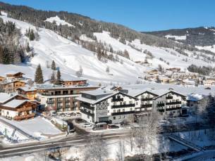 Wintersport in een comfortabel 4*-hotel in Oostenrijkse Alpen! ❄️ Toplocatie vlakbij Zell am See en de Kitzsteinhorn-gletsjer incl. ontbijt, diner en vlucht