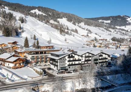Wintersport in een comfortabel 4*-hotel in Oostenrijkse Alpen! ❄️ Toplocatie vlakbij Zell am See en de Kitzsteinhorn-gletsjer incl. ontbijt, diner en vlucht