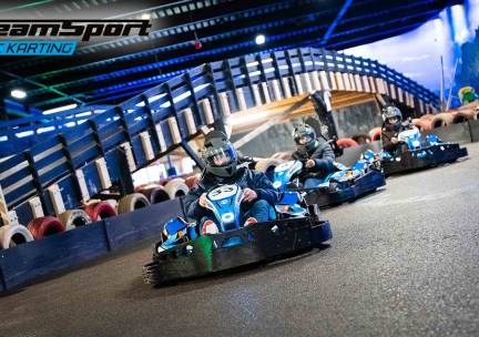 Karten (2 heats) in een elektrische kart + frisdrank + balaclava