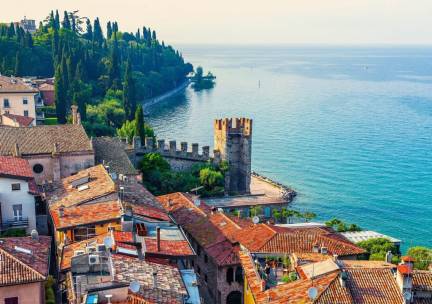 Geniet van een 4*- hotel met zwembad aan het prachtige Gardameer, incl. ontbijt & 3-gangendiner!