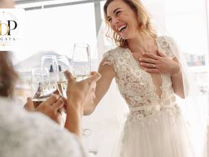 Bruidsjurken passen (2 tot 3 uur) + glas bubbels en koekje Ã³f high tea naar keuze