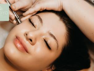 Microdermabrasie-gezichtsbehandeling of carbon peeling naar keuze