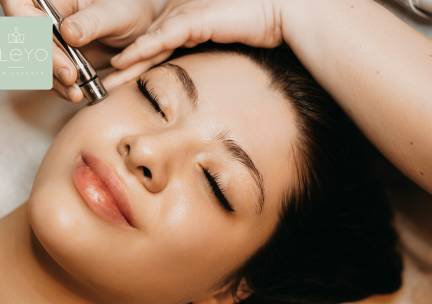 Microdermabrasie-gezichtsbehandeling of carbon peeling naar keuze