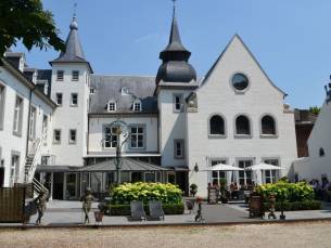 75 EURO DINER DEAL!⚡ Vorstelijk overnachten in UNIEK 4*-Kasteel Doenrade in Zuid-Limburg incl. uitgebreid ontbijt. hoofdgerecht & + GRATIS wijnproeverij aan huis!