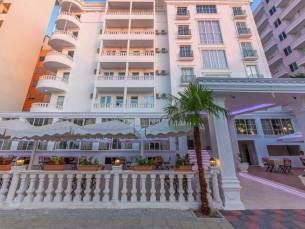 4*- hotel in Albani&euml;! Verblijf in Durr&euml;s incl. vlucht, transfer & ontbijt of o.b.v. halfpension