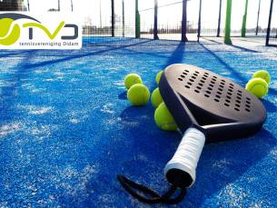 Huur padelbaan voor 4 personen (1 of 2 uur) + materiaal