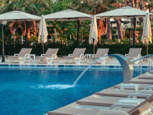 Strand, zon en luxe: modern 4*-Bounty Hotel met zwembad en ligbedden direct aan het zandstrand incl. vlucht, transfer & ontbijt!