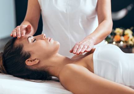 Reikibehandeling met essentiÃ«le oliÃ«n + evt. soundhealing (60 min)