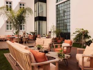 Logeren in een 17e-eeuws klooster: Ontdek de historische ziel van Lissabon vanuit Locke de Santa Joana incl. vlucht, ontbijt en ontspanning aan het buitenzwembad!