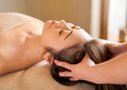 Luxe hoofdhuidbehandeling met voedende oliÃ«n (60 min)