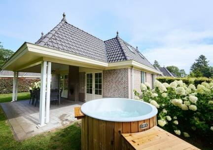 Villa voor 8 personen met spa en buitenhaard op de Veluwe in Voorthuizen