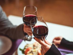 Verblijf op de historische Münsterberg met panoramisch uitzicht op de Rijnvallei incl. ontbijt, 3-gangendiner en meer leuke extra's!