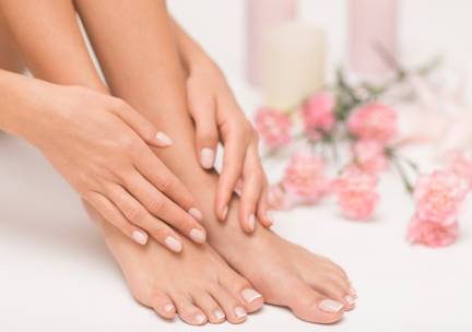Manicure- of pedicurebehandeling + evt. luxe acrylnagels