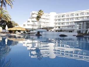 Luxe hotel voor een ontspannen zonvakantie nabij Alcúdia op Mallorca incl. vlucht, transfer en ontbijt