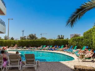 KNALDEAL! Vroegboeking Zomer 2026! ⚡ Verblijf in een hotel in Carvoeiro, Portugal tijdens een heerlijke zonvakantie incl. vlucht & huurauto! OP=OP!