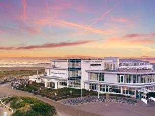 Prachtig hotel aan de kust van het Waddeneiland Vlieland incl. ontbijt, NS treinretour en overtocht naar Vlieland!