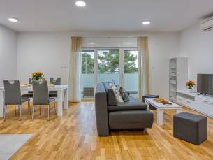 Cikat Bay Modern Apartment