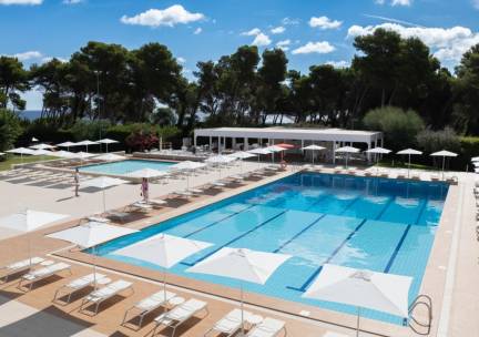 Geniet van een heerlijke zonvakantie in een 4*-resort in Puglia met 2 zwembaden, priv&eacute;strand & o.b.v. volpension