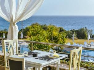 Geniet van een zonvakantie naar het Griekse Chalkidiki vlakbij het strand incl. vlucht & o.b.v. halfpension