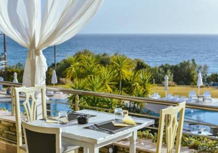 Geniet van een zonvakantie naar het Griekse Chalkidiki vlakbij het strand incl. vlucht & o.b.v. halfpension