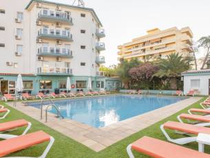 TOPLOCATIE aan de Costa del Sol! ☀️ Heerlijk hotel op loopafstand van het strand en de boulevard van Fuengirola nabij M&aacute;laga incl. vlucht en optioneel ontbijt