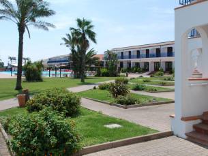 Halfpension in een 4*-hotel met 2 buitenzwembaden in Torre Santa Sabina, Puglia