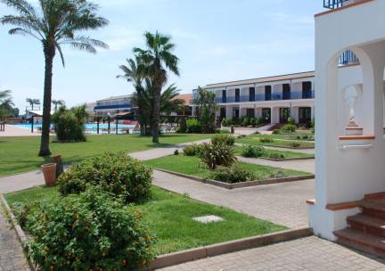 Halfpension in een 4*-hotel met 2 buitenzwembaden in Torre Santa Sabina, Puglia