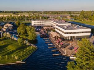 Verblijf in een stijlvol 4*-hotel aan de Vinkeveense Plassen met terras & strand aan het water incl. ontbijt