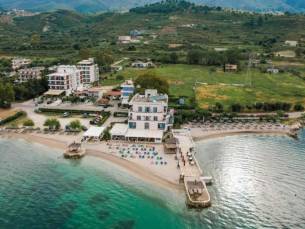 ZOMERSTUNT! ☀️ Vroegboeking Zomer 2026! Knus hotel direct aan het strand van de Albanese Rivi&egrave;ra incl. vlucht, ontbijt en huurauto!