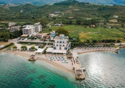 ZOMERSTUNT! ☀️ Vroegboeking Zomer 2026! Knus hotel direct aan het strand van de Albanese Rivi&egrave;ra incl. vlucht, ontbijt en huurauto!