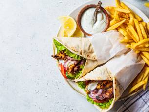 Broodje dÃ¶ner of kapsalon naar keuze + blikje frisdrank