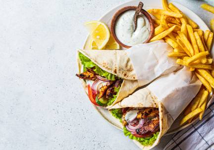 Broodje dÃ¶ner of kapsalon naar keuze + blikje frisdrank