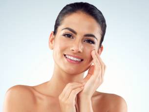 Gezichtsbehandeling (60 min) of wimper- of wenkbrauwbehandeling naar keuze