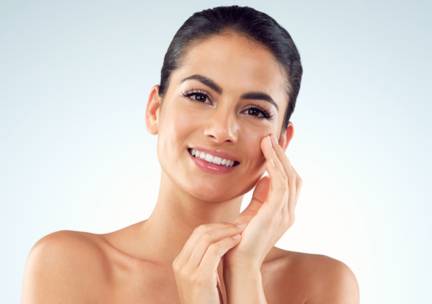 Gezichtsbehandeling (60 min) of wimper- of wenkbrauwbehandeling naar keuze