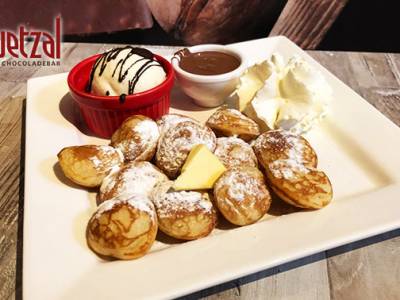 Poffertjes + ijs + slagroom + chocolade bij Quetzal