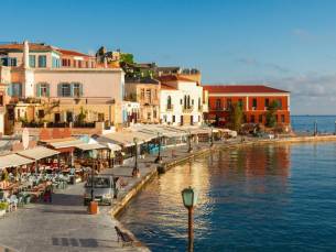 Geniet van een heerlijke zonvakantie in Matala op Zuid-Kreta incl. vlucht, ontbijt, diner en huurauto