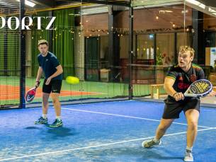 Padelbaan huren voor 4 personen (1,5 uur) + bitterballen + evt. materiaal