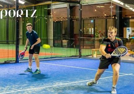 Padelbaan huren voor 4 personen (1,5 uur) + bitterballen + evt. materiaal